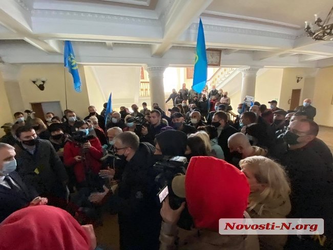 Хочу працювати!: У Миколаєві підприємці протестують проти карантину. Мітингувальники увірвалися до міськради 02