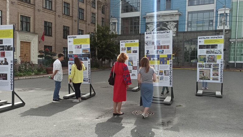 Уличная выставка Бей оккупанта! открылась на Контрактовой площади. Среди локаций - Дартс-держZрадник и Хлопок над крымским мостом 17