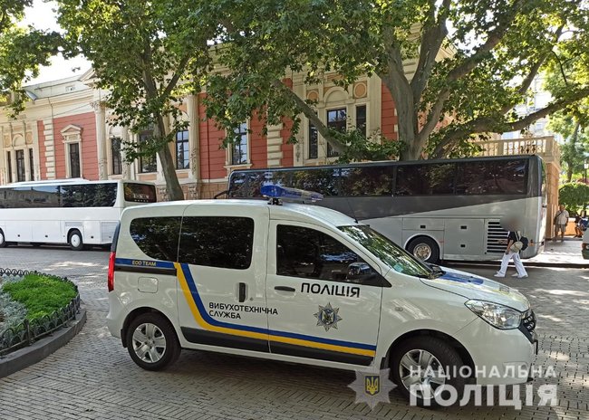 В горсовете Одессы искали бомбу, эвакуировали почти 200 человек 01