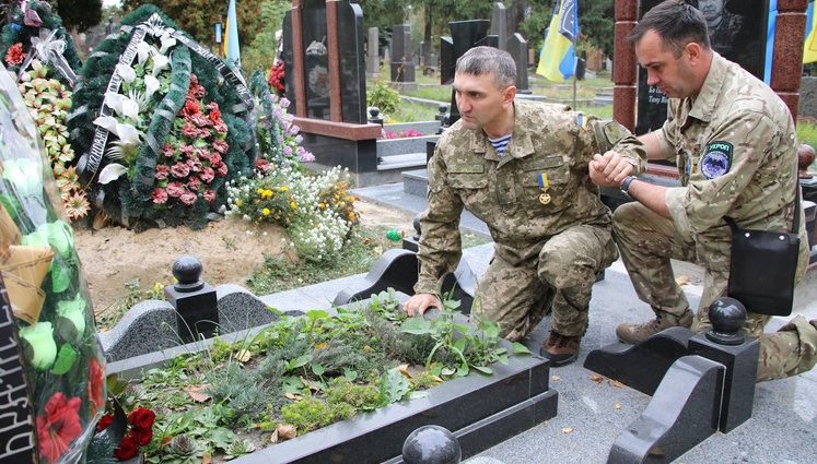 Герой України Гордійчук схилив коліно перед могилою бойового побратима Юлдашева, який загинув під час евакуації поранених із Савур-Могили. ВІДЕО+ФОТОрепортаж