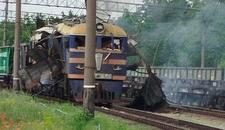 Российский дрон попал в электровоз "Укрзализныци" в Запорожье. ФОТО