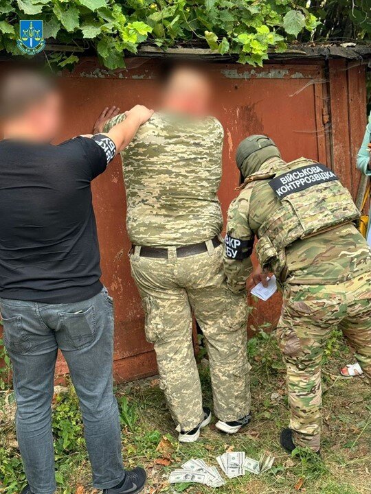 На Тернопільщині працівник ТЦК продавав гуманітарні авто
