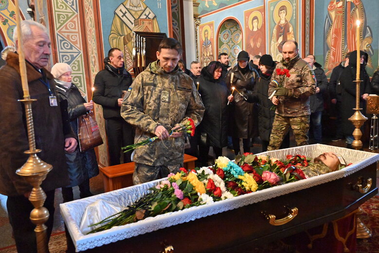 В Киеве простились с известным спелеологом, инженером и зооспасателем Святославом Романчуком (Нутрий), который погиб в бою с оккупантами 03