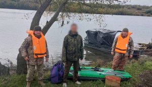 Українець спробував незаконно перетнути кордон через Дністер на гумовому каяку, - його затримали. ФОТО