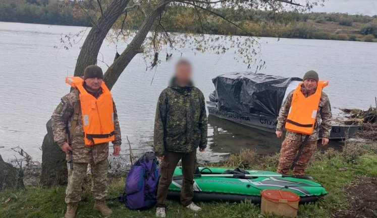 Українець спробував незаконно перетнути кордон через Дністер на гумовому каяку, - його затримали. ФОТО