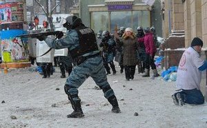 "Мене кинули в коло і сказали: "Избивайте его!" І тут почалось", - триває суд над екскомандиром харківського "Беркута" Лукашем у справі про побиття Остащенка та інших майданівців
