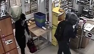 На кордоні затримано п'ять іноземців, які зламували і грабували банкомати. Сума викрадених коштів - понад 3 млн грн, - поліція. ВIДЕО