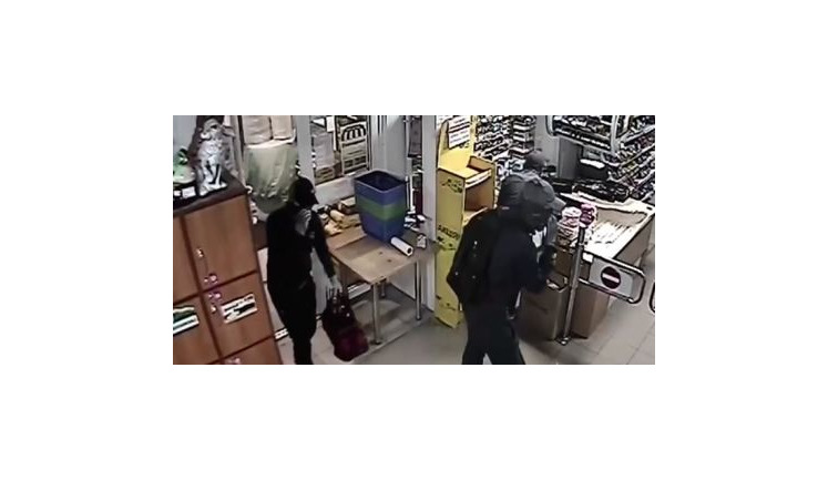 На кордоні затримано п'ять іноземців, які зламували і грабували банкомати. Сума викрадених коштів - понад 3 млн грн, - поліція. ВIДЕО