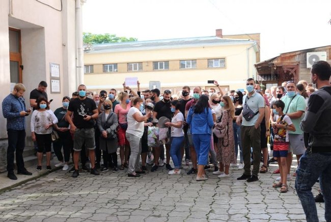 Підприємці в Коломиї мітингують проти червоних карантинних обмежень 09