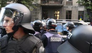 Автомобиль нардепа Павла Пинзеника сбил человека во время перекрытия протестующими дорог возле Верховной Рады. ВИДЕО+ФОТОрепортаж
