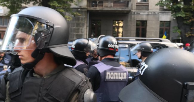 Автомобиль нардепа Павла Пинзеника сбил человека во время перекрытия протестующими дорог возле Верховной Рады 04