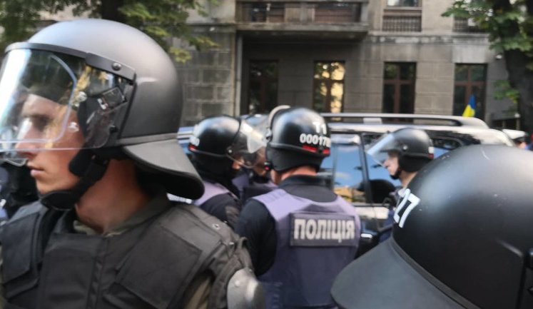 Автомобиль нардепа Павла Пинзеника сбил человека во время перекрытия протестующими дорог возле Верховной Рады. ВИДЕО+ФОТОрепортаж