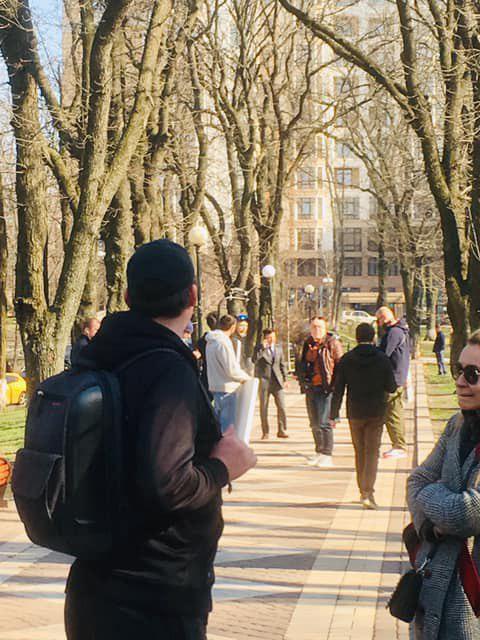 Зеленський знімає ролик в Маріїнському парку 04
