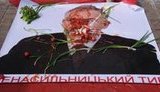 За ведром помоев на Табачника полились остатки сметаны, кетчупа и другие продукты жизнедеятельности. ФОТОрепортаж