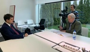 Австрійський журналіст Вершютц, якому ще нещодавно було заборонено в'їзд в Україну, прибув до Києва для інтерв'ю зі спікером штабу Зеленського Разумковим. ФОТО