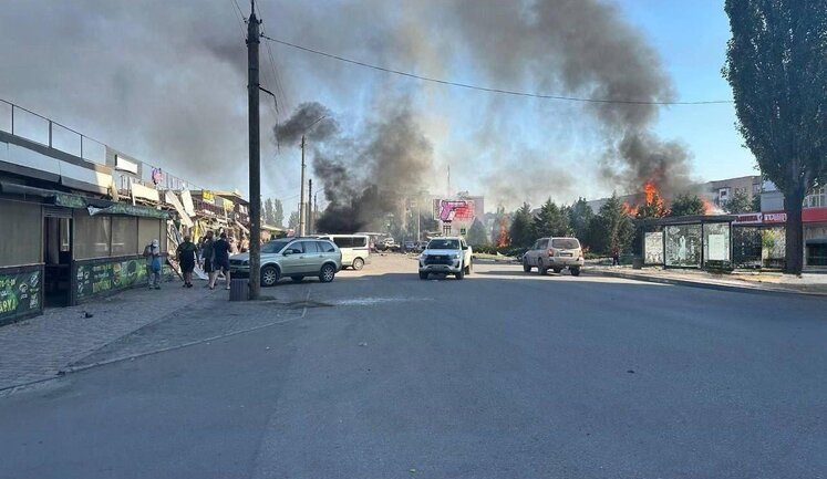 Рашисти скинули КАБ на центр Добропілля на Донеччині: 2 загиблих, 28 поранених. Під завалами люди (оновлено). ФОТОрепортаж