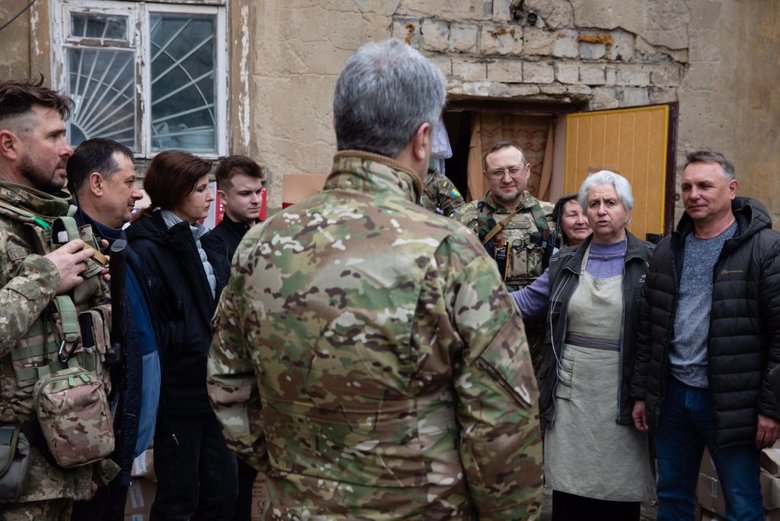 Порошенко привіз захисникам Краматорська бронежилети та кевларові шоломи 06