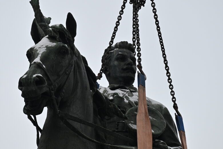 Демонтаж памятника Щорсу в центре Киева 23