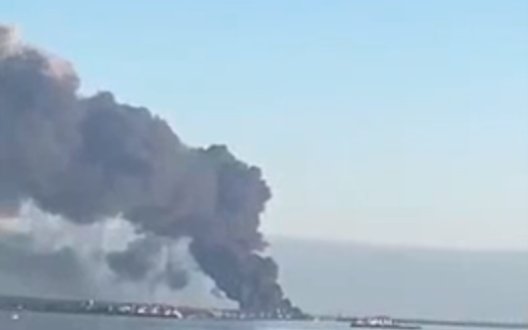 Іноземні моряки знімають палаючий нафтотермінал 