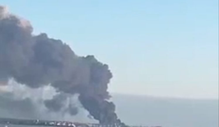 Іноземні моряки знімають палаючий нафтотермінал "Усть-Луга" на Балтиці. ВIДЕО