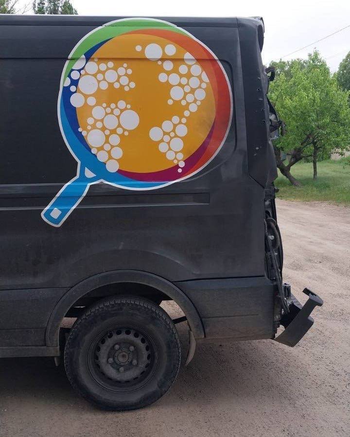 Окупанти вдарили по автівці волонтерів у Херсоні