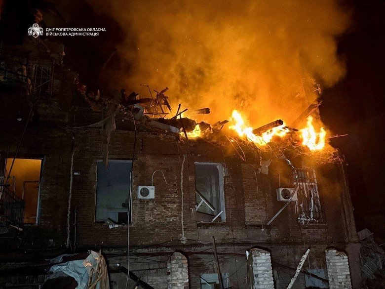 Російська атака на Дніпро: загиблий, поранені та масштабні пожежі