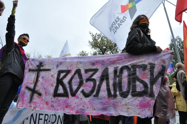 Руху ЛГБТ-маршу намагалася перешкодити жінка, яка лягла на асфальт і кричала про перетворення хлопчиків на геїв 39