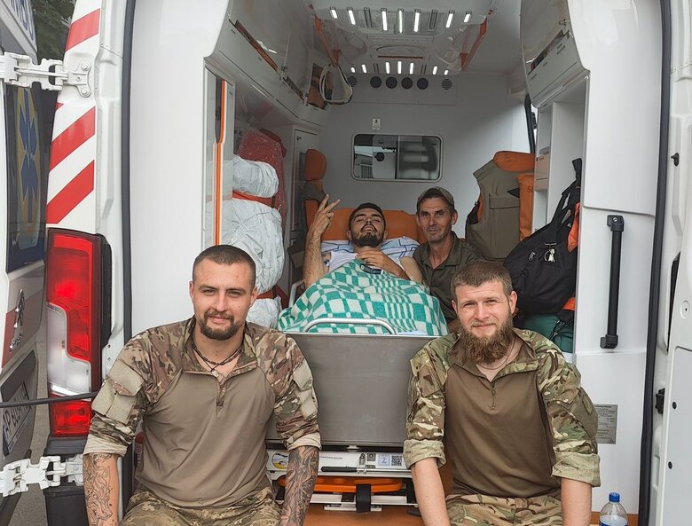 Піхотинець Віктор Чонговай: Якби в мене не було сім’ї, я б сів на візок, в якому переміщуюсь, позаду ще один причепив, наклав би туди патронів, взяв автомата і їхав би за своїм командиром 09