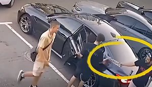 Розігнав авто до 300 км/год і мало не збив пішохода: нардеп Железняк розповів про небезпечні "покатушки" Києвом "мажора" без номерів. ВІДЕО+ФОТОрепортаж