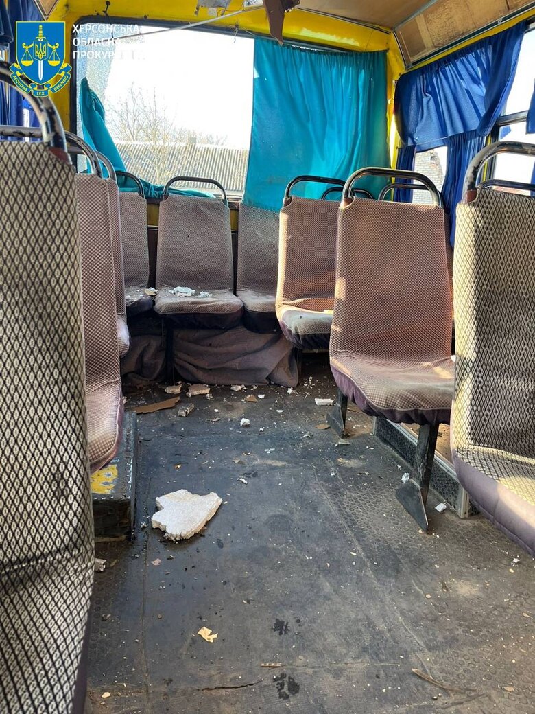 Рашисти скинули вибухівку на маршрутку в Херсоні
