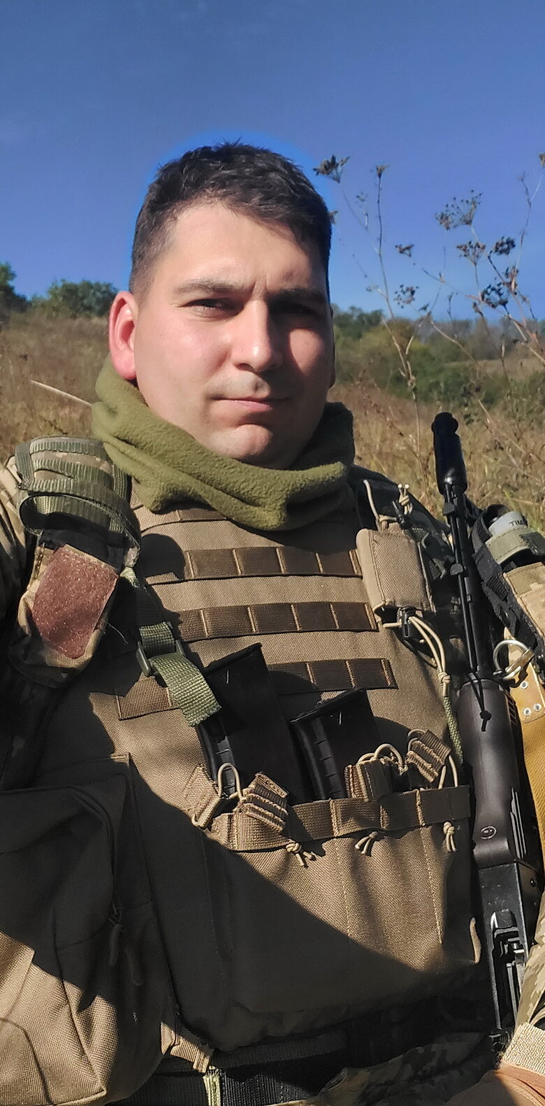 Володимир Мукан: Коли заїхали в Слов’янськ, назустріч нашій колоні військових безперестану мчали швидкі допомоги з пораненими, десь далеко було чутно вибухи. Відчувався подих війни 05