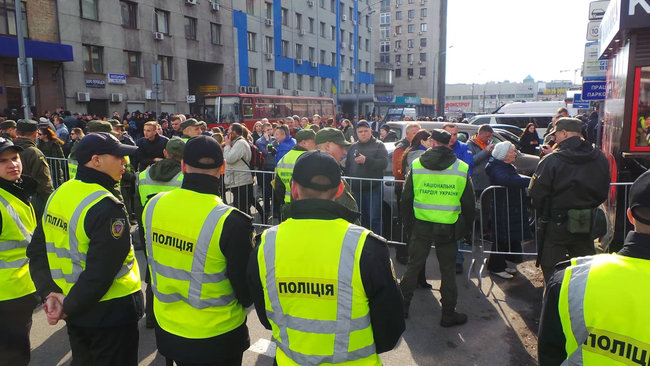 На вход в НСК Олимпийский образовались очереди 01