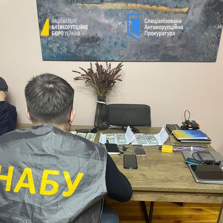 Прокурор та адвокат підбурювали надати 3,5 млн доларів хабаря