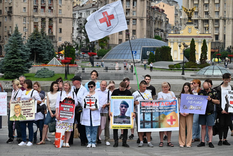 Акція на підтримку полонених військових медиків відбулася на Майдані Незалежності 12