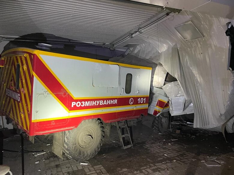 Последствия попадания в пожарную часть в Святогорске: Погиб спасатель Александр Цуркан, выведены из строя машины 06