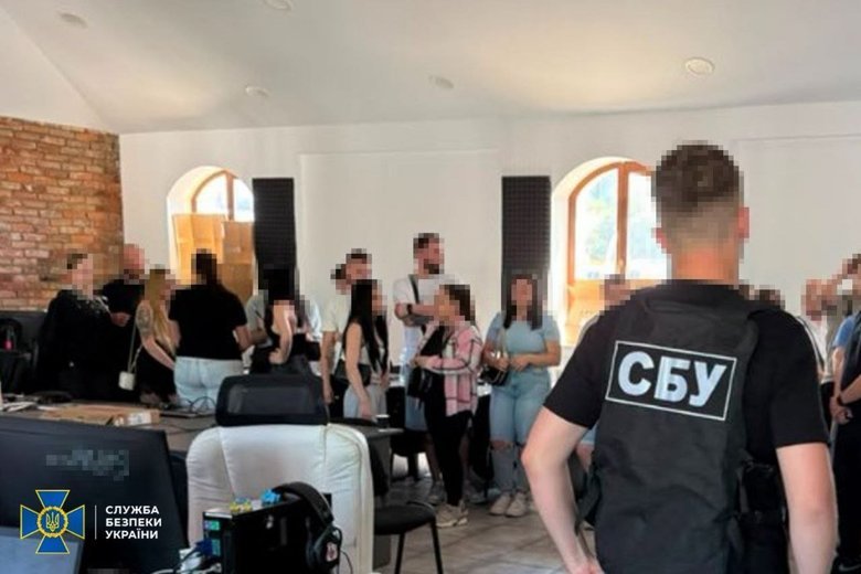 СБУ і Нацполіція на Львівщині викрили шахрайський кол-центр