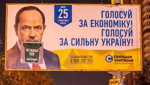 В Киеве ночью подправили бигборды "регионалов": "Сколько бы подонки ни перекрашивались, народ знает, где им место". ФОТОрепортаж