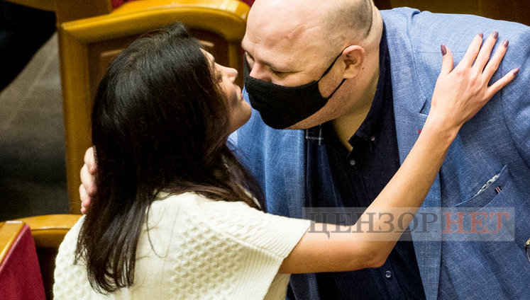 Мисягін у кріслі прем’єра, Яценко і Качура за колоною, краплі Кабанова і поцілунок "слуг народу" Марченко і Стефанчука, - робота ВР 18 грудня. ФОТОрепортаж