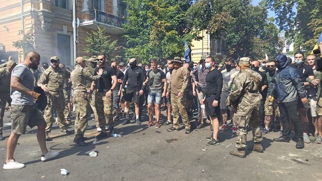 Столкновения митингующих с правоохранителями на акции Остановим капитуляцию под Офисом Президента 22