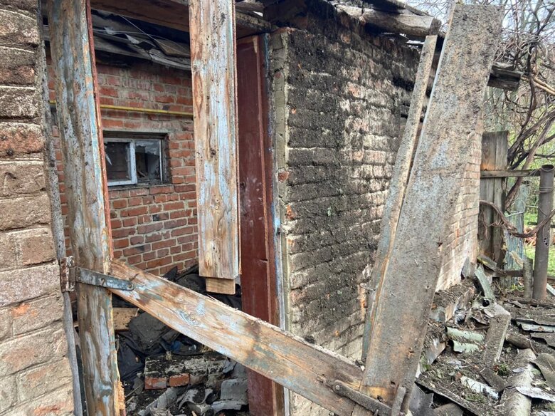 Унаслідок ранкового обстрілу Хотінської громади Сумщини пошкоджено 5 приватних будинків, бібліотеку, амбулаторію, аргопідприємство 10