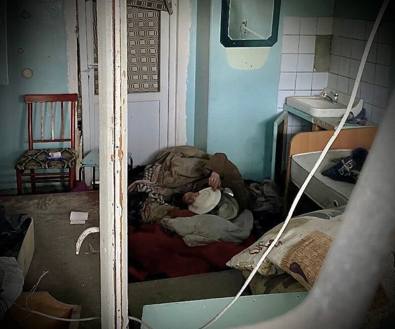 У підвалі зруйнованої маріупольської лікарні з березня живуть люди похилого віку 02