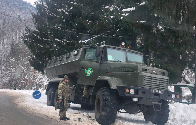 Прикордонники і військова прокуратура проводять спецоперацію проти контрабандистів Закарпаття - проходять масові обшуки 02