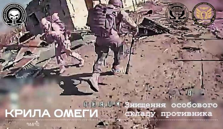 Дрон "Крил ОМЕГИ" ліквідував групу ворогів - один з окупантів намагався відстрілюватися з автомата. ВIДЕО