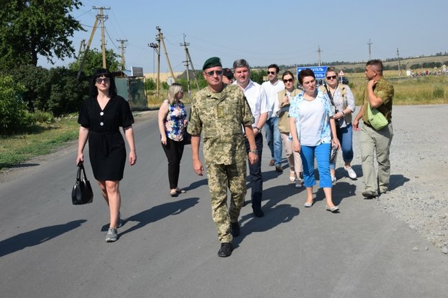 КПВВ Гнутово в районе проведения ООС посетила официальная делегация из Грузии 01
