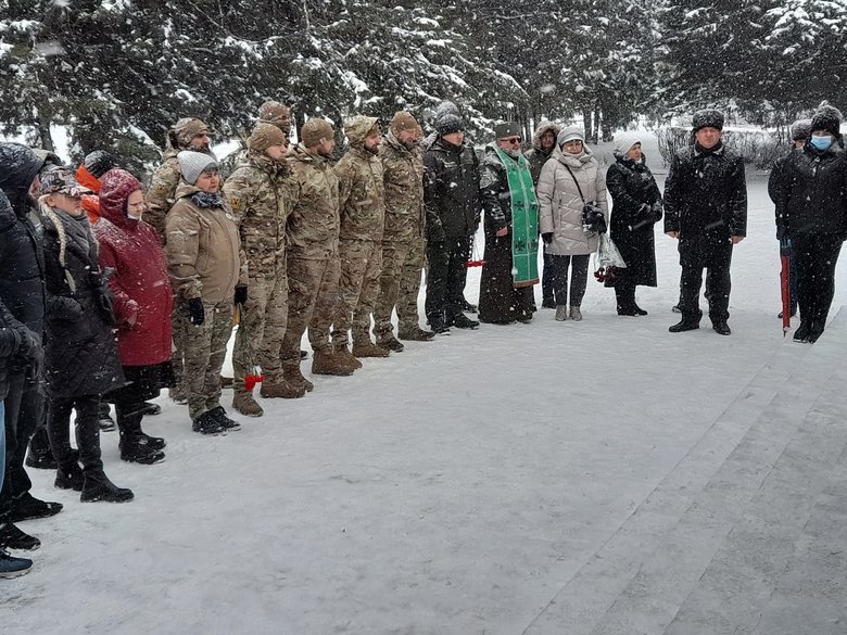 Меморіальну дошку воїну Азова Едуарду Шахову, вбитому російським снайпером на Донбасі, відкрили на Херсонщині 14