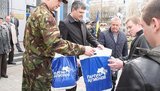 Призывники будут защищать родину в футболках Партии регионов. ФОТОрепортаж