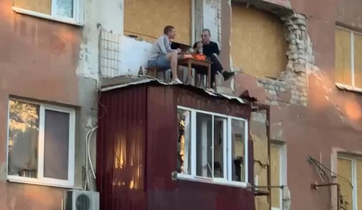 Two Kherson residents gathered on remains of balcony of destroyed apartment on third floor of high-rise building. VIDEO