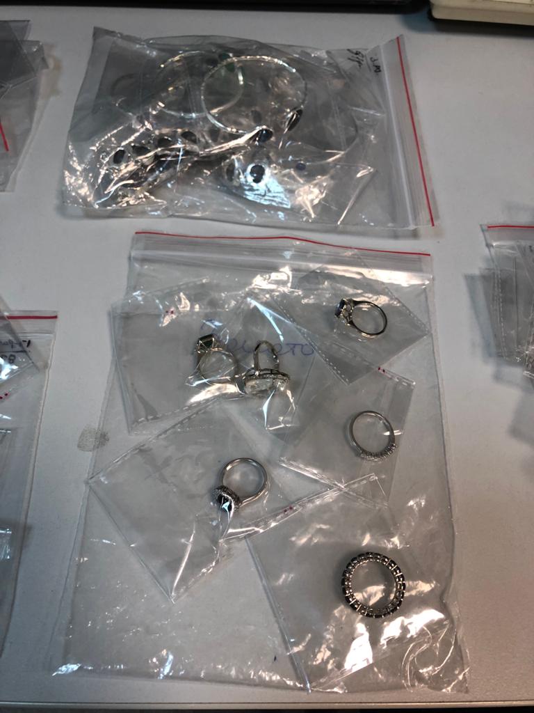 Пенсионерка и 20-летний парень пытались ввезти в Украину килограмм драгоценностей 06