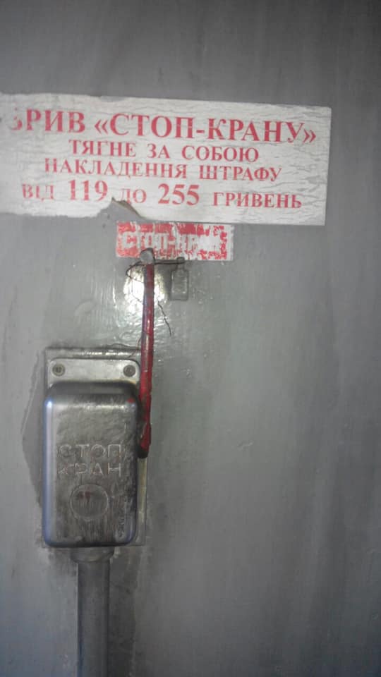 Грязь, ржавчина, клей на окнах: новый сезонный поезд Одесса-Ковель возмутил соцсети 06