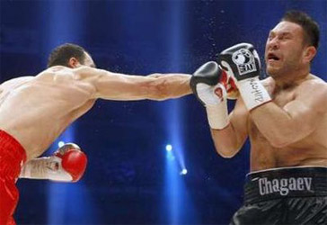 Виталий Кличко в бое против Руслана Чагаева. Фото Reuters